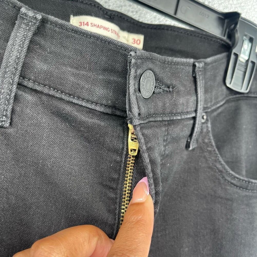 Levi’s 314 Shaping Straight Black Women’s Jeans Mid Rise Tummy Control 30x32 - Picture 7 of 15